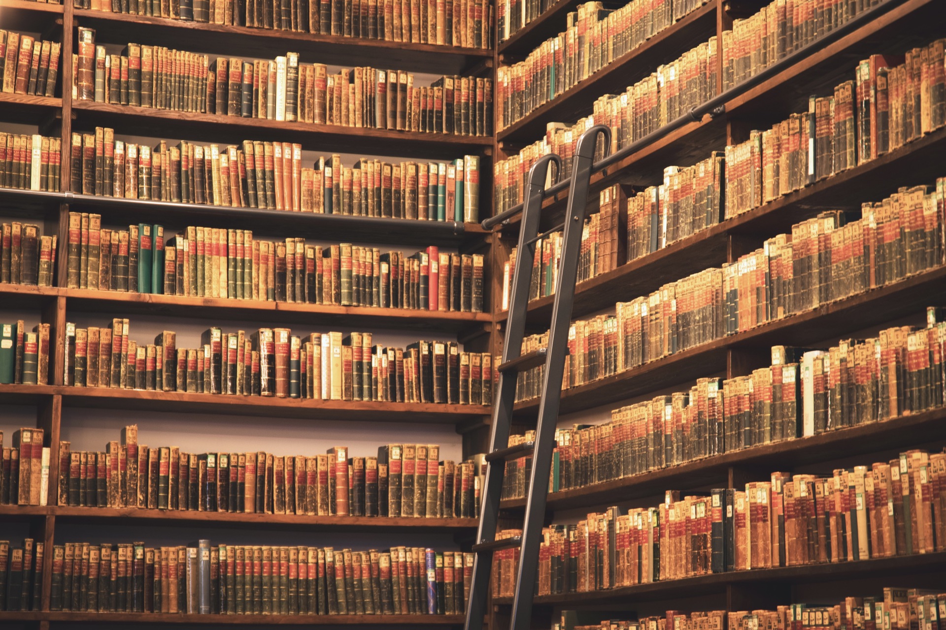 Historische Bücherregale in einer Bibliothek