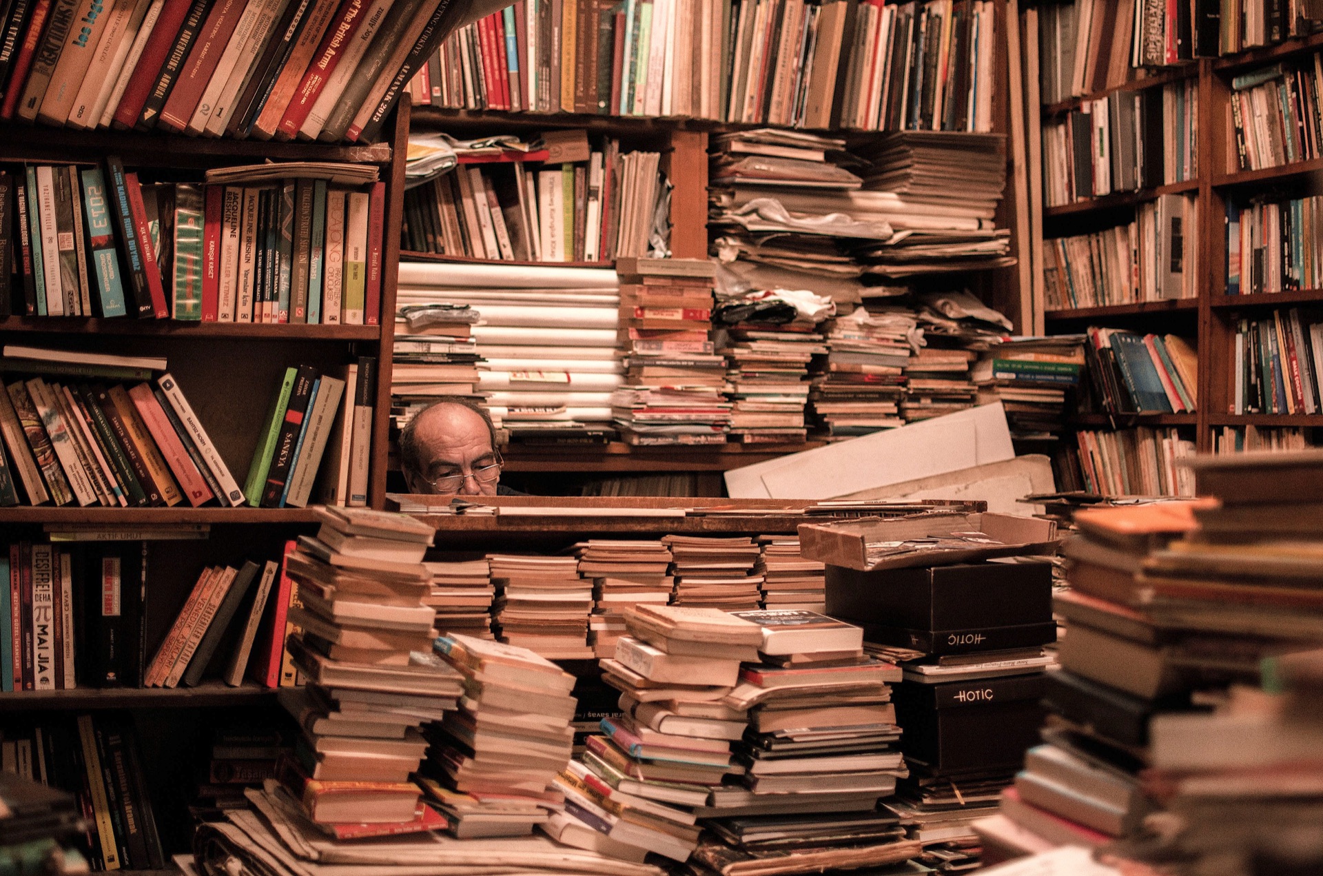Bücher und Schriften in einer umfangreichen Sammlung